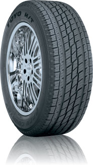 235/55 R18 TL OPHT, Шины летние Toyo TL OPHT 100V,
Open Country H/T - шоссейные шины, обеспечивающие оптимальный комфорт во время движения, а также долгий срок службы. Подходящие для пикапов, фургонов и внедорожников класса SUV, шины Open Country H/T предлагают элегантный вид протектора, а также обеспечивают безопасность, как на мокрой, так и сухой дороге. Продольное ребро в плечевой зоне шины снижает уровень шума от рисунка протектора, а адаптация многоволновых ламелей минимизирует пилообразный износ (блоков) протектора, обеспечивая комфорт во время движения. Широкий протектор, квадратный профиль и новый состав резины беговой дорожки протектора обеспечивает долгий срок службы шин. Достигнута степень износа протектора 640 по Единой Системы Оценки Качества Шин (ЕСОКШ). *зависит от размера шины. Двойные широкие прямые канавки протектора обеспечивают превосходный отвод воды. Используя усовершенствованную технологию компьютерного моделирования, часть шины, соприкасающаяся с дорогой, оптимизирована для обеспечения великолепных характеристик управляемости на мокрой и заснеженной дороге.