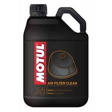 AIR FILTER CLEAN A1 5L, Автохимия (102985) Motul,
Описание: 
Жидкость для простой и быстрой очистки воздушных фильтров от загрязнений.
Применение
MOTUL Air Filter Clean – очиститель специально разработанный для очистки любых типов поролоновых воздушных фильтров. Используйте MOTUL Air Filter Oil после каждой чистки воздушного фильтра. 
Характеристики
Очиститель для фильтра.
Удаляет масла, смолы, пыль, грязь, песок. Эффективен, для улучшения работы фильтра. Быстро сохнет.
Рекомендации по применению
Налейте MOTUL Air Filter Clean в чистую емкость. Погрузите воздушный фильтр в емкость с жидкостью и нажмите на него, чтобы удалить всю грязь.Плавно вращайте фильтр, чтобы удалить средство.Оставьте фильтр для высыхания.Пропитайте фильтр MOTUL Air Filter Oil .Установите воздушный фильтр на место.