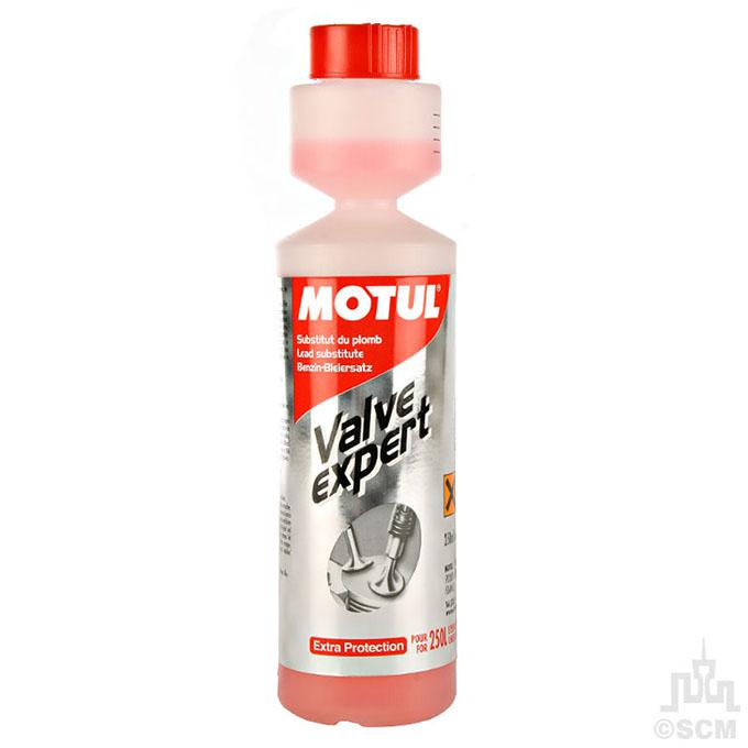 VALVE EXPERT 0.250L, Очиститель клапанов (106420) Motul,
Применение
Для всех старых двигателей, у которых сёдла клапанов не aдаптированы к применению безсвинцового топлива, и требующих присутствия свинца в топливе для смазки и предотвращения подъема клапанов из сёдел: авто, мото, корабли, агротехника.
Не использовать в двигателях с катализатором !!!!!
Характеристики
Формула продукта с содержанием фосфора гарантирует превосходную смазку сёдел клапанов и препятствует подъему клапанов из сёдел. Обеспечивает лучшую защиту по сравнению с продуктами на основе калия и прочими технологиями. 
Рекомендации по применению
Сжать флакон до заполнения верхнего резервуара и вылить необходимое количество продукта в пустой бензобак. Долить безсвинцовый бензин в бензобак. 
Дозировка продукта
На 10 литров топлива - 10ml. На 20 литров - 20ml, на 50 литров - 50ml, на 250 литров - один флакон (250ml). 

