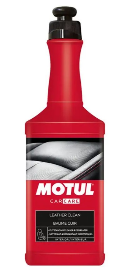 LEATHER CLEAN 0.5L, Очиститель для кожи 500мл (110149) Motul,
Очиститель для кожи 500мл (110149) Motul
Питательный и очищающий крем для всех типов кожи. 
Создан на основе масел растительного происхождения и кокосового мыла, обогащён витамином Е для предотвращения обесцвечивания и высыхания кожи. 
Не маслянистая, обезжиренная формула, без запаха, абсолютно бесцветный.
Свойства
Превосходный очиститель и обезжириватель, питает и восстанавливает все виды кожи, используемых в автомобилях.
Защищает от внешнего воздействия (образования потертостей и изменения цвета). 
Обеспечивает гидрофобный эффект и защищает от воздействия ультрафиолета. 
Увеличивает срок сохранности внешнего вида кожаных изделий. 
Можно использовать для обработки курток, брюк, перчаток и т.п.
Способ применения средства для кожаных изделий Motul Leather Clean
Перед использованием взболтайте флакон. 
Нанесите небольшое количество средства на обрабатываемую поверхность с помощью мягкой и чистой ткани. 
Дайте просохнуть в течение нескольких минут, затем круговыми движениями протрите поверхность чистой, мягкой тканью. 
При необходимости повторите процедуру на сильно загрязненных участках. 
Сделайте предварительный тест средства на незаметном месте. НЕ ИСПОЛЬЗУЙТЕ средство под прямыми солнечными лучами. 
ВНИМАНИЕ: не используйте средство на виниловом материале.