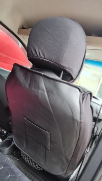 Y28-117 комплект, Husa scaun alcantara maro cu bej 2+1buc,
Накидка на сиденье алькантара коричневая с тёмно-бежевым 2+1шт (закрытая спинка)
В комплекте 2шт на передние сиденья, 1шт на заднее сиденье